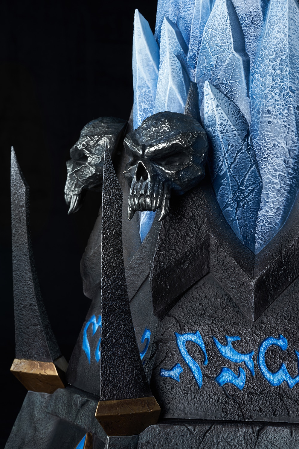 hex-warcraft-frostmourne-sword-ice-pedestal-replica-gallery-67d1fc7084b75