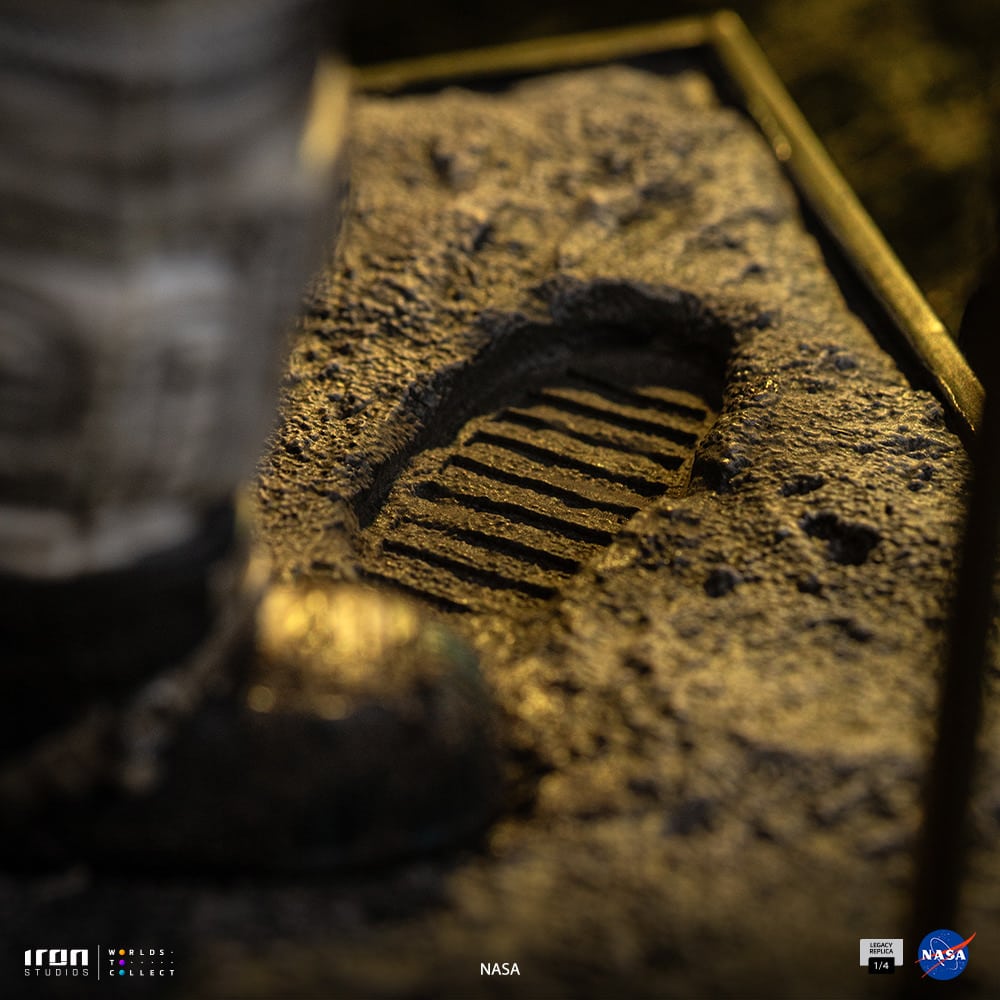 iron-studios-nasa-apollo-11-astronaut-quarter-scale-statue-gallery-69a0dc2ca71ab