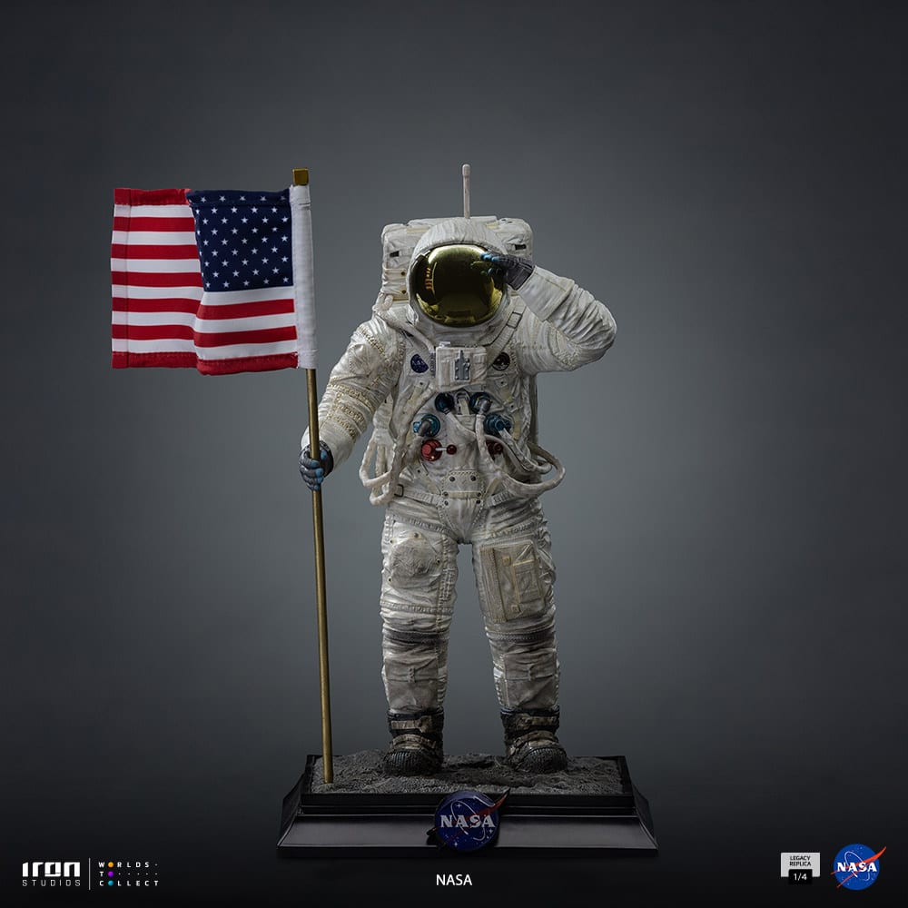 iron-studios-nasa-apollo-11-astronaut-quarter-scale-statue-gallery-69a0dc2e01a80