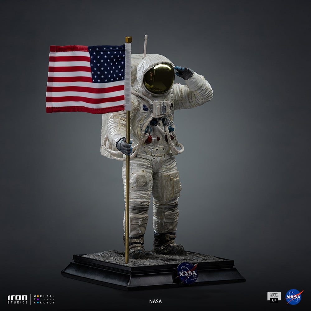 iron-studios-nasa-apollo-11-astronaut-quarter-scale-statue-gallery-69a0dc2e3c857