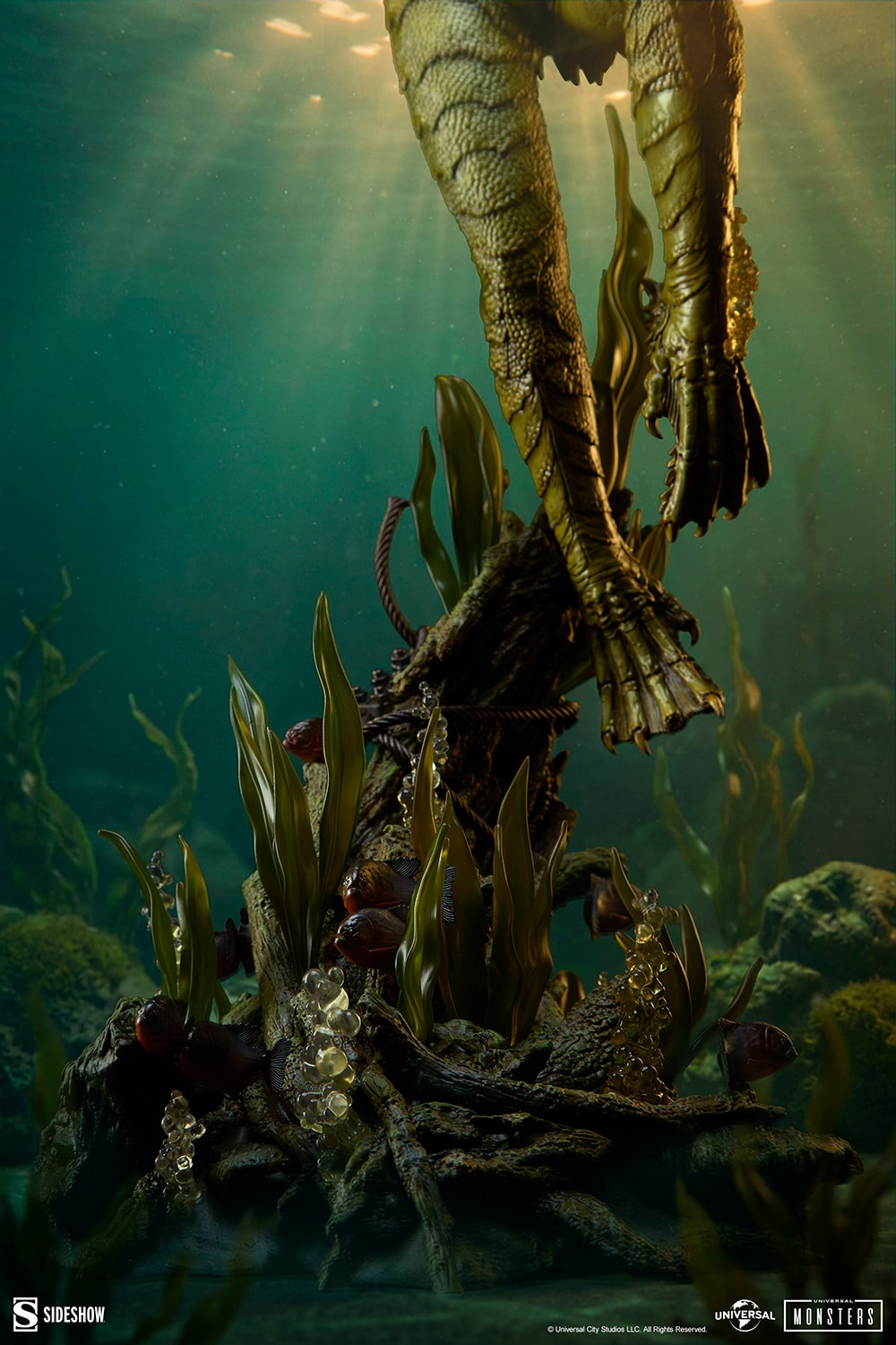 sideshow-collectibles-universal-monsters-creature-from-the-black-lagoon-premium-format-figure-gallery-699e4137d10f3