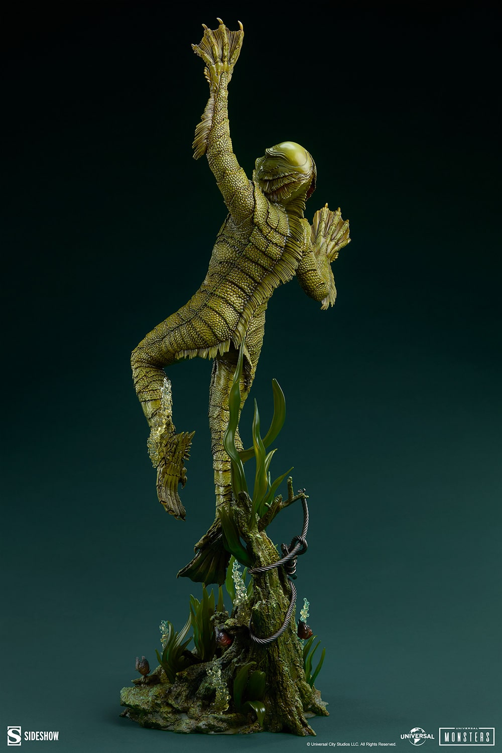 sideshow-collectibles-universal-monsters-creature-from-the-black-lagoon-premium-format-figure-gallery-699e4138b28bb