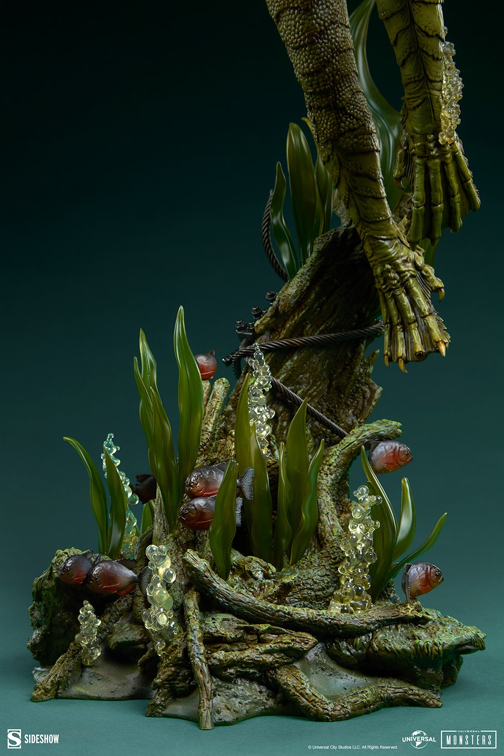 sideshow-collectibles-universal-monsters-creature-from-the-black-lagoon-premium-format-figure-gallery-699e413a827d6