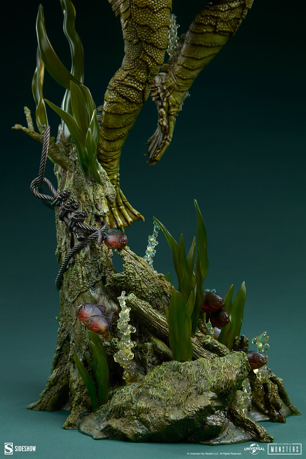 sideshow-collectibles-universal-monsters-creature-from-the-black-lagoon-premium-format-figure-gallery-699e413acc3a9